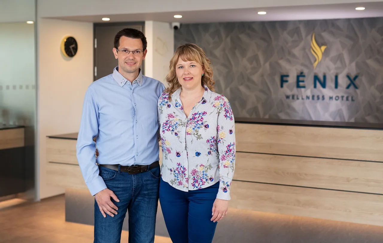 majitel firmy DoDo před kurýrním vozem