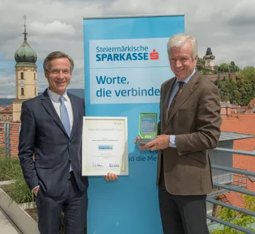 Peter Strohmaier und Gerhard Fabisch mit dem Award