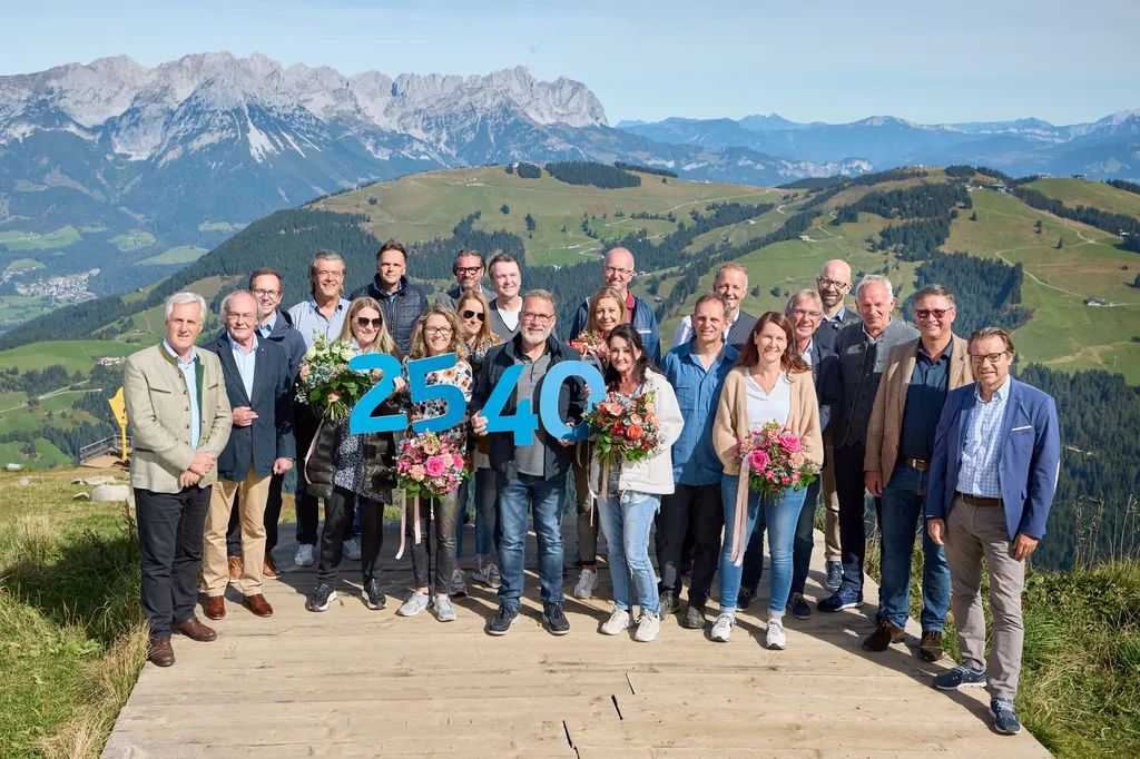 Gruppenfoto vor einer Bergkulisse im Freien