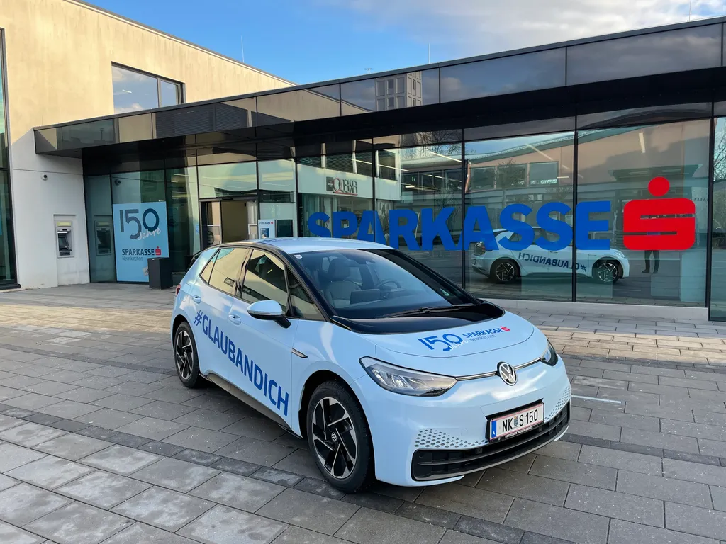 Der VW ID.3 der Sparkasse Neunkirchen wird anlässlich des 150. Geburtstags verlost.