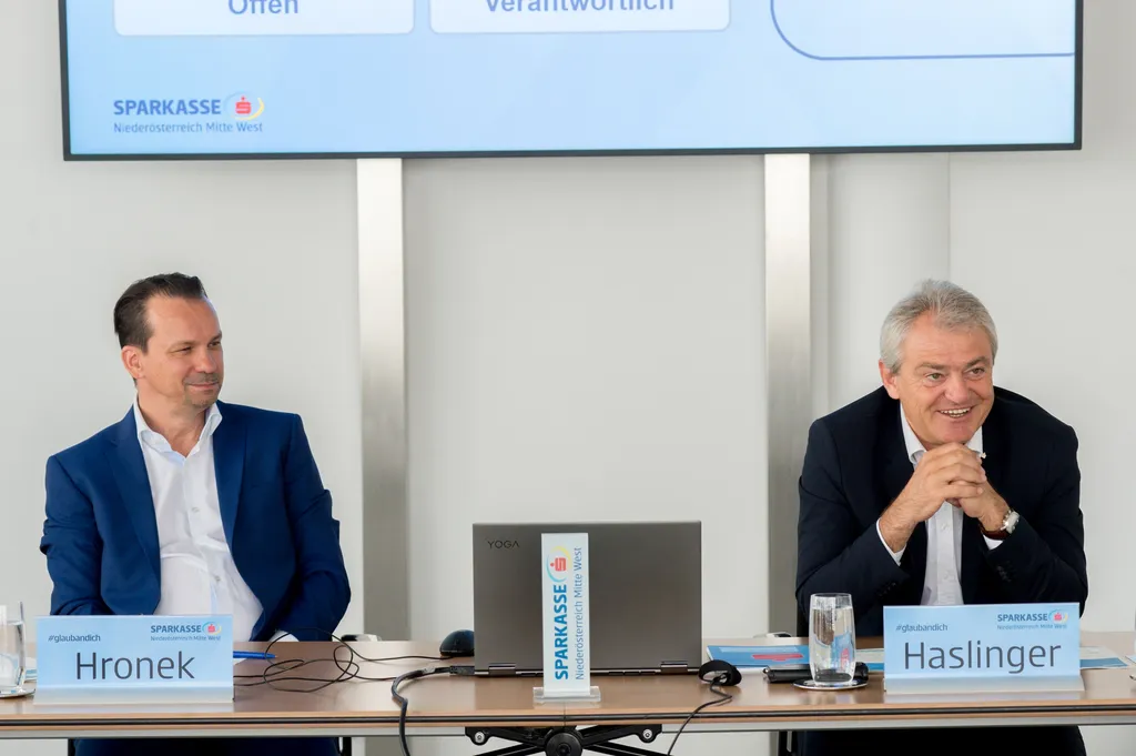 Die beiden Vorstandsdirektoren Mag. Helge Haslinger, MBA, MA und Mag. Peter Hronek, MBA bei der Pressekonferenz zu den Geschäftszahlen 2020/21