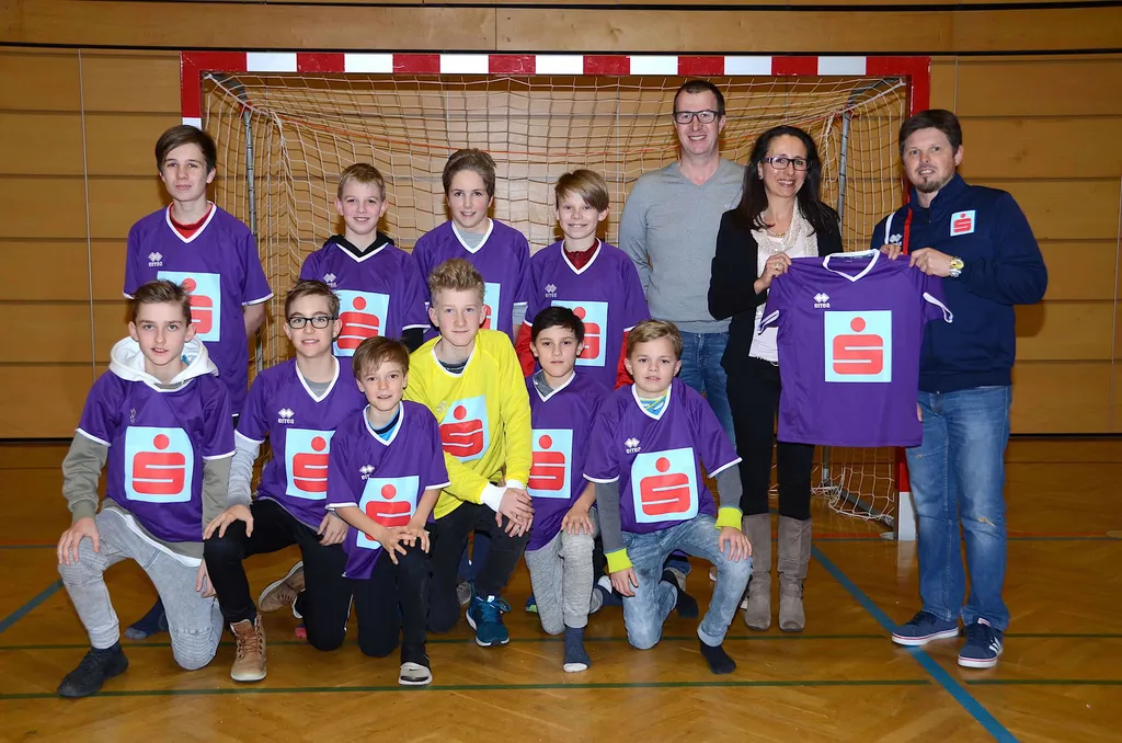 Große Freude bei der NMS Niederndorf: Sponsor Sparkasse überbringt neue Dressen.