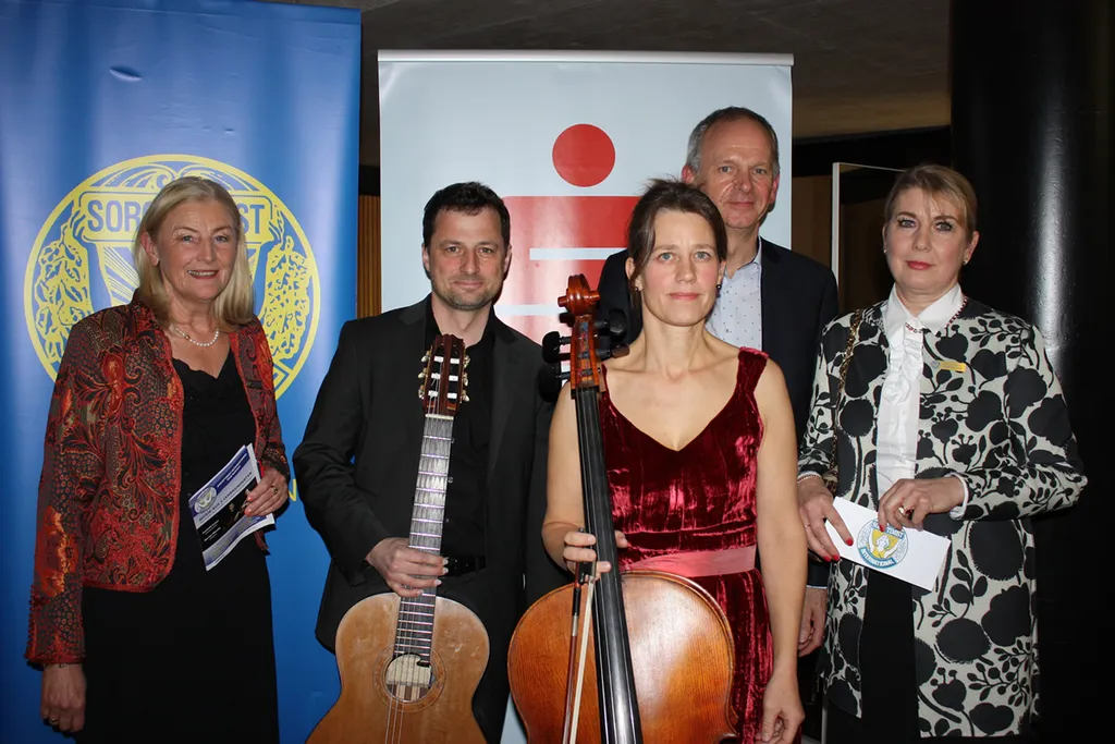 Veranstalter, Künstler und Sponsor freuten sich über den guten Besuch. V.l.n.r.: Dorothea Kettner, Programm-Direktorin Soroptimist Kufstein, Martin Wesely, Sunhild Anker, Dir. Klaus Felderer, Sparkasse Kufstein, Romana Künig, Präsidentin Soroptimist Kufstein. <br>Fotonachweis: Soroptimist Kufstein