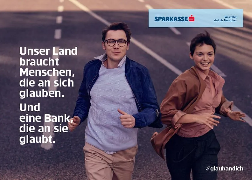 Frau und Mann rennen auf der Straße