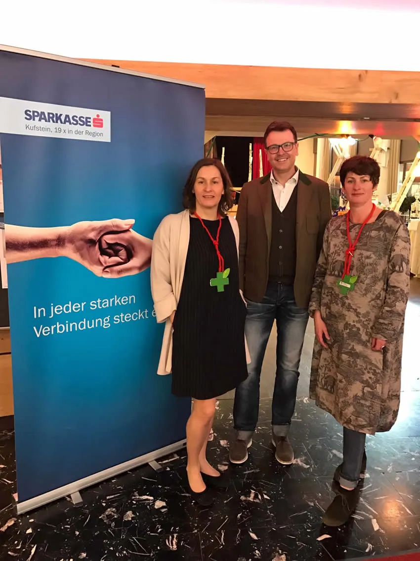 Initiatoren- und Organisatoren-Team und Sponsor Sparkasse freuten sich über den großen Erfolg beim 3. Kongress Alternative Methoden. V.l.n.r. Lisa Linzmaier, Sparkassen-Vertreter Werner Hauser, Leiter des Kundenzentrums am Oberen Stadtplatz und Mona Linzmaier.<br>Foto: Mona & Lisa