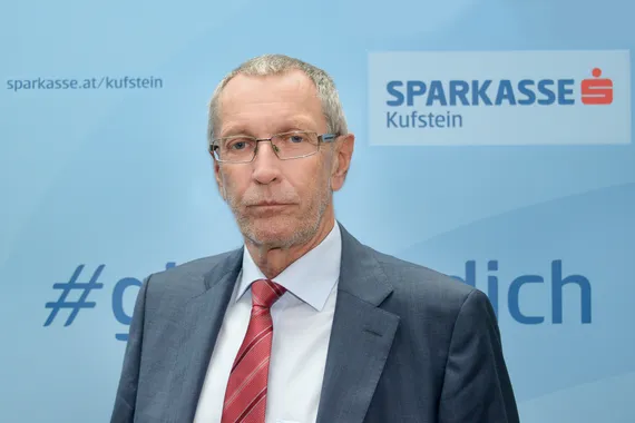 Mann sieht ernst in die Kamera
