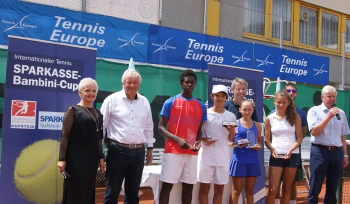 Strahlende Gesichter nach den Finalspielen: Die 1. und 2. Platzierten der Altersklasse U14.