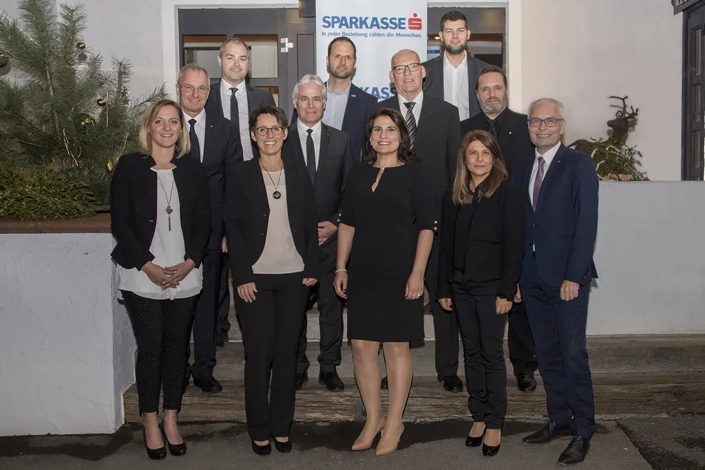 Foto (v.li.): Sabrina Grießer, Hubert Nägele, Vorstandsdirektor Daniel Mierer, Brigitte Heitz, Prokurist Herbert Caser, Marco Tittler, Bircan Cosgun, Kurt Biedermann, Ramon Lampert, Arsuman Sönmez, Helmuth Schnalzger und Vorstandsdirektor Anton Steinberger. Nicht auf dem Bild: Gunar Nasahl und Walter Berchtold.