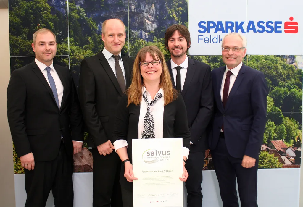 (v.li.): Das Gesundheits-Gütesiegel „salvus“ wurde wieder an die Sparkasse Feldkirch verliehen: Vorstandsdirektor Mag. (FH) Daniel Mierer, Betriebsrat Christoph Nachbaur BBA, Projektkoordinatorin Sabrina Remm, Betriebspsychologe Dr. Michael Sprenger und Vorstandsdirektor Mag. Anton Steinberger