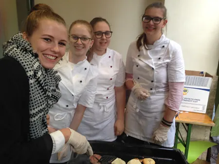 Die Schülerinnen der HLW Kufstein versorgten die Nightshopping-Besucher am Sparkassen-Standort mit kulinarischen Leckerbissen. <br> Foto: Sparkasse