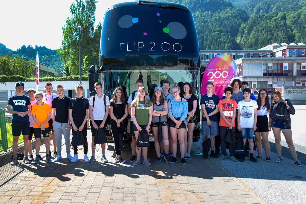 Jugendliche vor FLIP 2 Go bus 