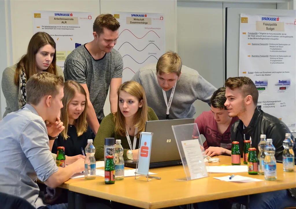 Mitten im volkswirtschaftlichen Training: Die Schülerinnen und Schüler der 5. Klasse HAK Wörgl gehen in ihren Rollen als Regierung, Haushalt und Unternehmer voll auf. Foto: hn media/nageler