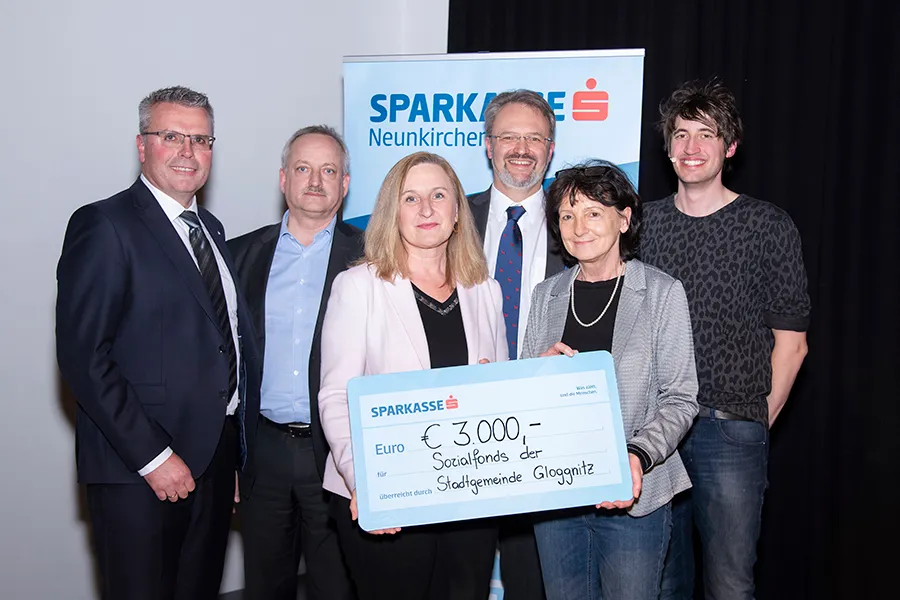 Übergabe des Spendenschecks an Bürgermeisterin Gölles.