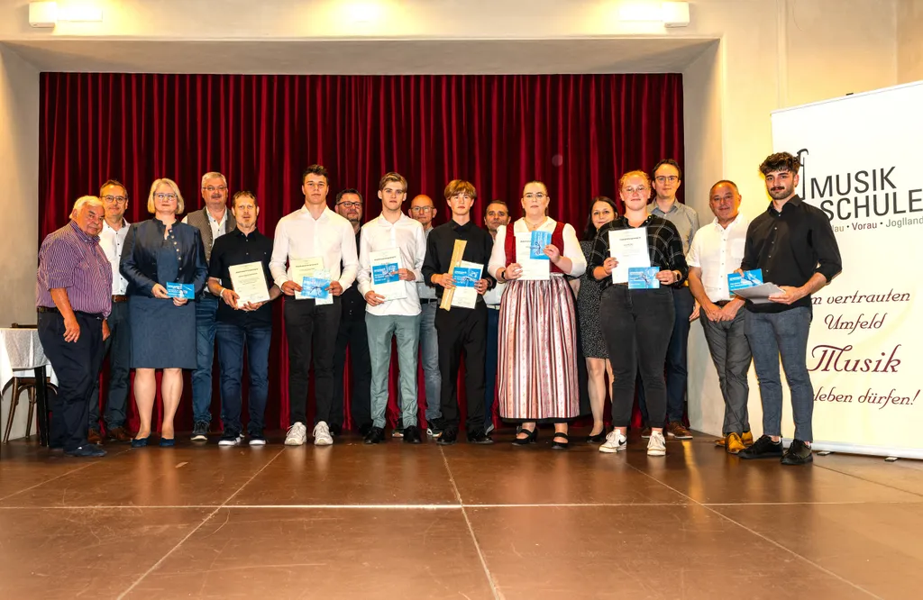 Absolventen der Musikschule Pöllau-Vorau-Joglland mit ihrem Förderpreis