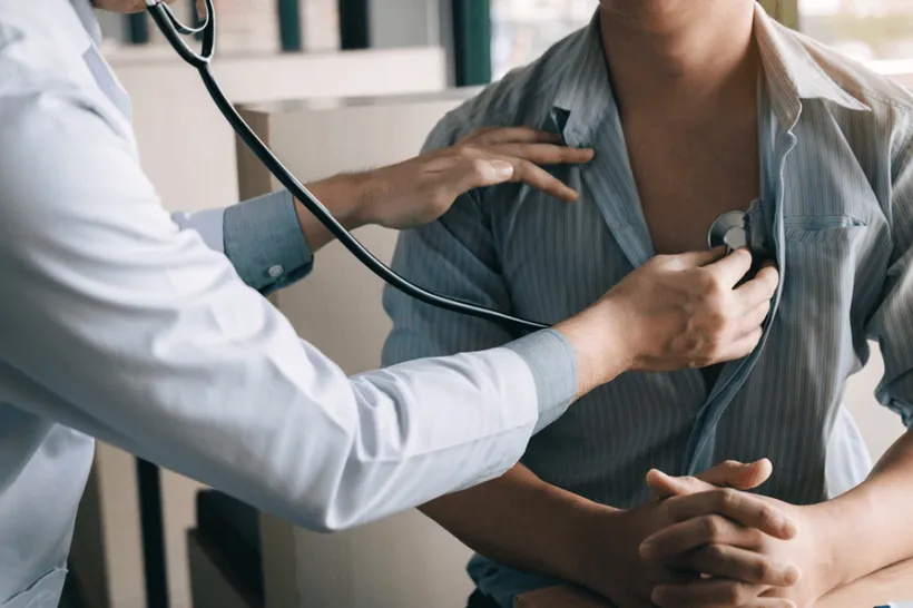 Person wird auf der Brust von einem Doktor abgehört