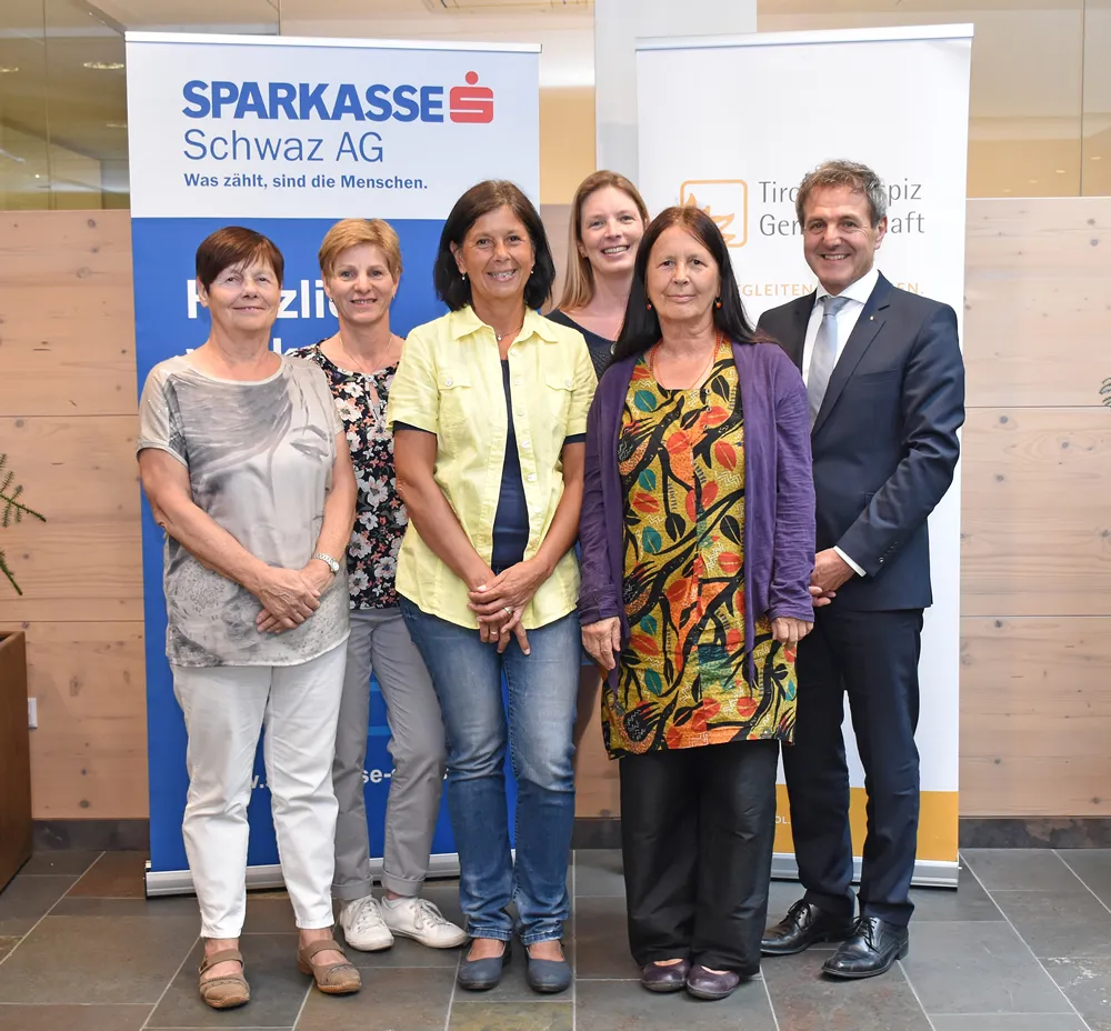 Vorstandsdirektor Helmut Rainer gemeinsam mit ehrenamtlichen Hospizbegleiterinnen aus der Region