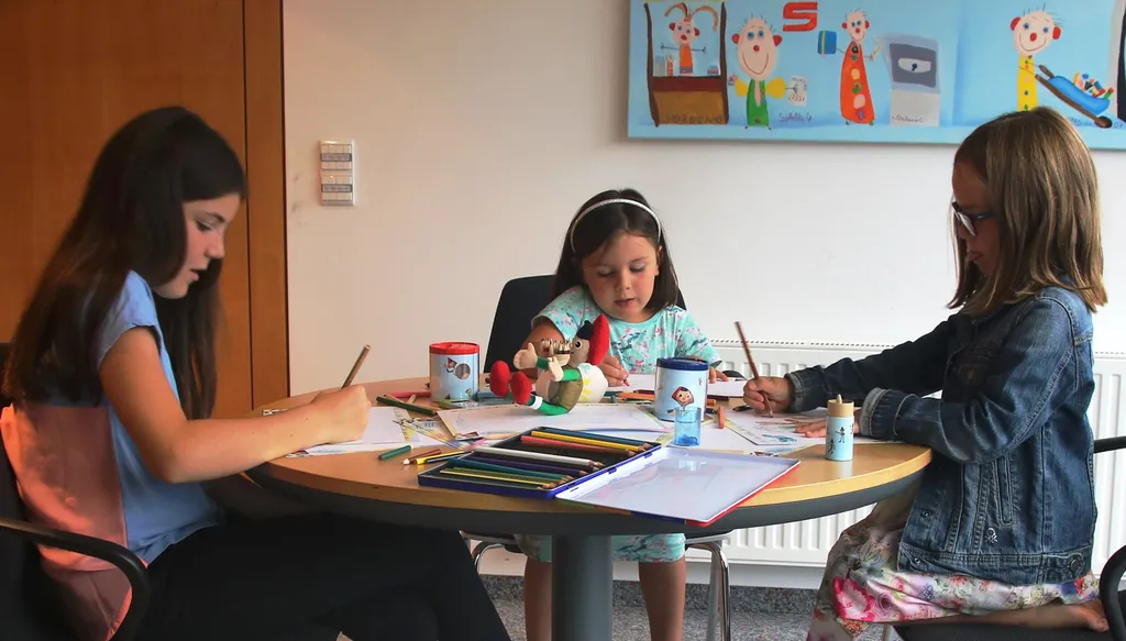 Maria, Rosa und Aurelia sind bereits eifrig bei der Sache. Das Überraschungsgeschenk wartet bereits auf sie.<br>   Fotocredit Sparkasse Bludenz, Abdruck honorarfrei