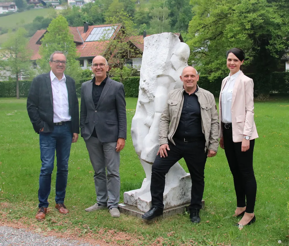 „Was zählt, sind die Menschen“ – der Leitspruch der Sparkasse trifft auch auf die 18-jährige Partnerschaft zu. Gewinner dieser Partnerschaft sind tausende Interessierte, welche die Veran-staltungen auf Falkenhorst besuchen. V.l.n.r.: Sparkasse Bludenz-Marketingleiter Arno Sprenger, Obmann Villa Falkenhorst Thomas Bitsche, Geschäftsführer Villa Falkenhorst Markus Winsauer-Winkler, Sparkasse Thüringen-Filialleiterin Isabella Herunter. <br>Fotocredit Sparkasse Bludenz, Abdruck honorarfrei