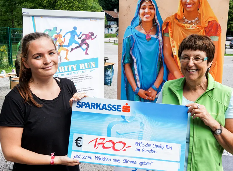 BU1: 1.700 Euro zur Unterstützung indischer Gewaltopfer haben die LäuferInnen beim ersten Charity Lauf am Hechtsee erlaufen. <br> Foto: Sparkasse