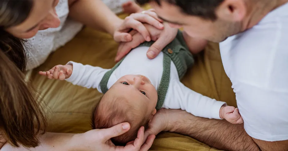 S dítětem máte nárok na nejrůznější příspěvky, mezi které patří například přídavek na dítě, příspěvek na bydlení nebo příspěvky zdravotní pojišťovny.