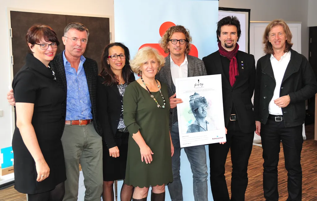 v.l.n.r.: Sabine Mair (Stv. GF TVB Kufsteinerland), Johann Mauracher (Obmann TVB Kufsteinerland), Daniela Bucher (Sparkasse Kufstein, Hauptsponsor glück.tage 2018), Kuratorin Brigitte Weninger, Kurator Thomas Weninger, Kulturreferent Klaus Reitberger (Stadt Kufstein), Johannes Kostenzer (Tiroler Umweltanwaltschaft)    &copy; Kufsteinerland/Noah Weninger