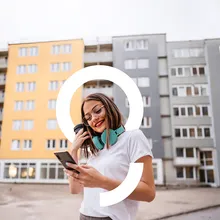 dievča s mobilom v ruke