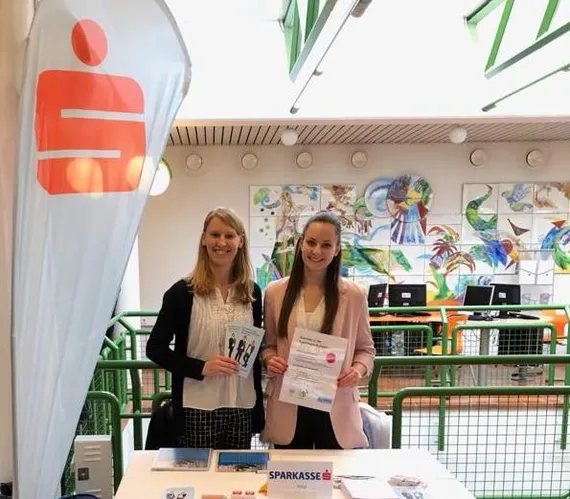 zwei Frauen präsentieren die Sparkasse