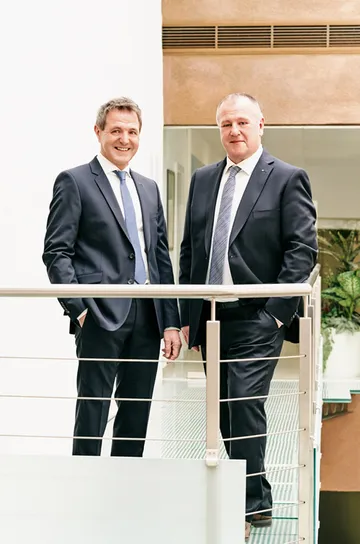 Halten die Sparkasse Schwaz weiterhin auf Erfolgskurs: VDir. Helmut Rainer, MBA, Vorstandssprecher und VDir. Bernhard Plattner, Vorstandssprecher-Stellvertreter (v. links)