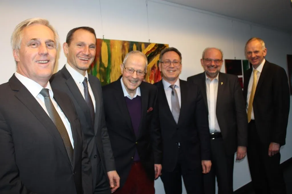 sechs Männer lachen in die Kamera