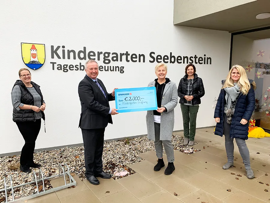Übergabe des Spendenschecks für die Eröffnung des Kindergartens in Seebenstein. V.l.n.r.: Katrin Faustbeck-Windstey (Kundenbetreuerin Sparkasse), Robert Mersol (Filialleiter), Marion Wedl (Bürgermeisterin Seebenstein), Gabriele Ungersböck (Kundenbetreuerin) und Andrea Grünsteidl (Leiterin des Kindergartens)