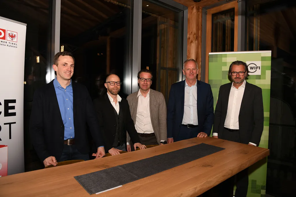 5 Herren lächeln in die Kamera