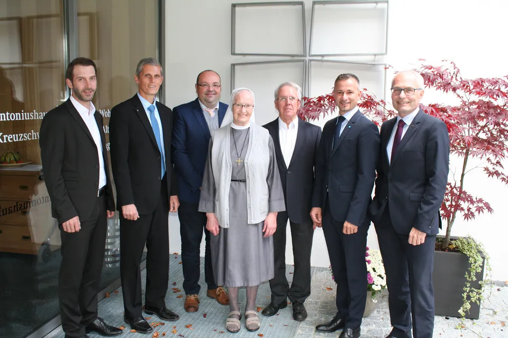 Spendenübergabe an das Antoniushaus (v.li.): Ulrich Knoll (Raiffeisen), Peter Peham (Volksbank), Thomas Vranjes mit Schwester Elisabeth und Günter Lampert (Antoniushaus), Martin Schieder (Hypo), Anton Steinberger (Sparkasse)