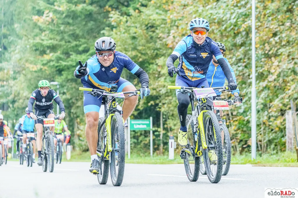 eine Gruppe fahrender Radfahrer