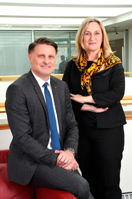 Prok. Michael Grillitsch, CFP® (li.), Leiter der Abteilung Veranlagungen bei der Sparkasse Neunkirchen und Mag. Gertrude Schwebisch, MBA MRICS (re.), Vorstandsdirektorin Markt