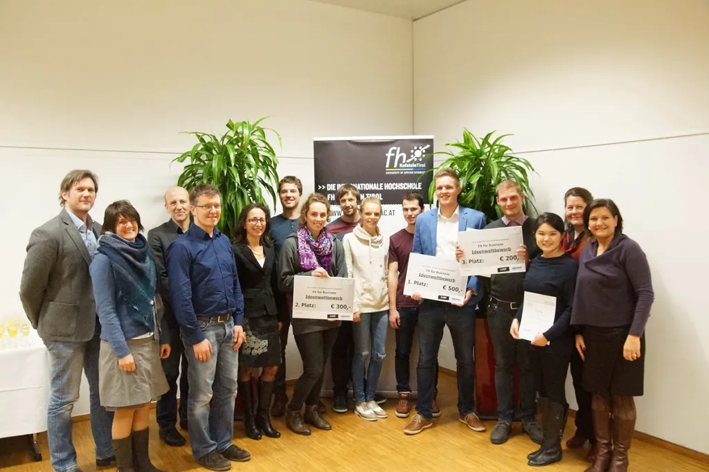 Gruppenbild von stehenden FH Personen