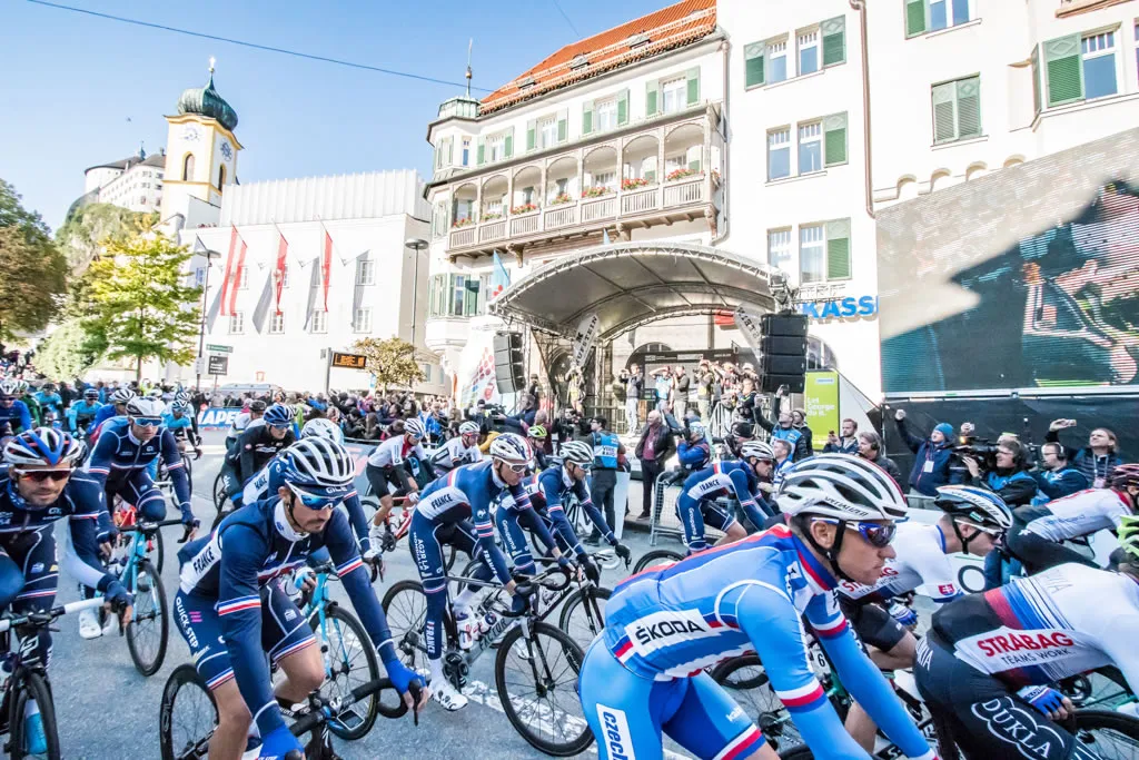 viele Rennradfahrer
