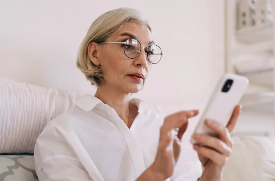 Žena s mobilním telefonem