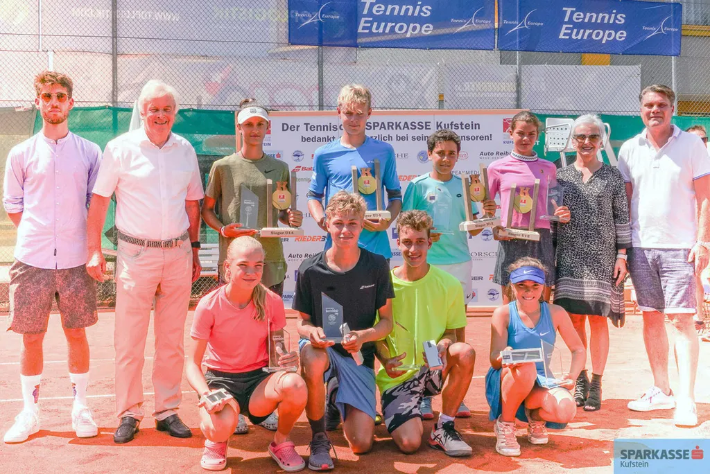 Gruppenbild von Tennisspieler mit Pokal
