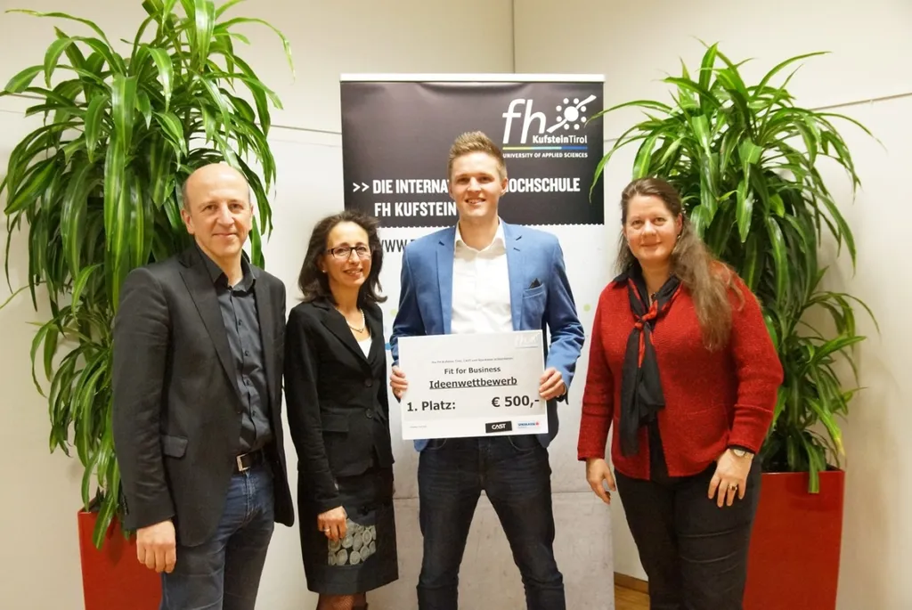 vier Personen vor FH Aufsteller