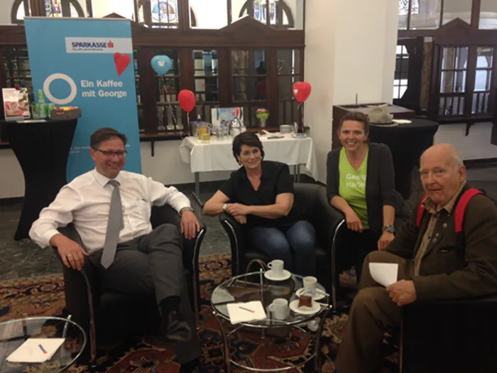 Bereichsleiter Prok. Franz Maier und Kundenbetreuerin Birgitta Dialer überzeugten sich selbst von der gemütlichen Atmosphäre in der George-Lounge. <br>Foto: Sparkasse