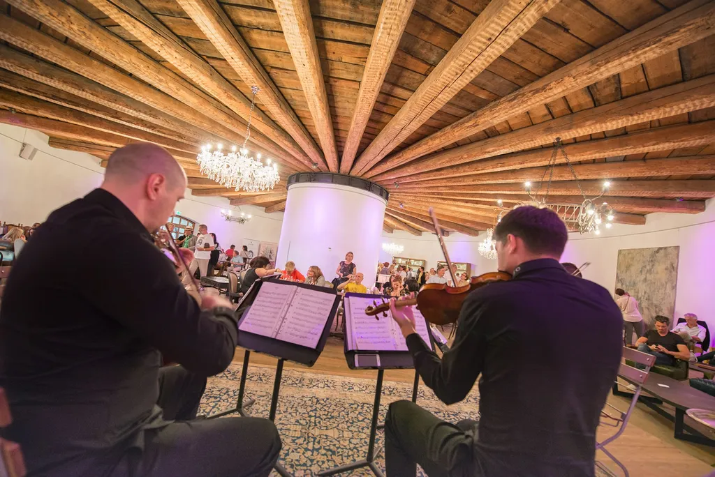 zwei spielende Männer mit Geige von hinten fotografiert