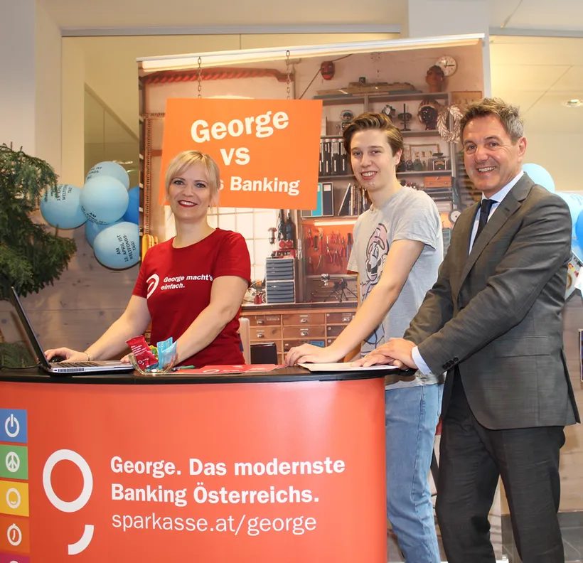 BU: Christine Brunner (links) und Vertriebschef Helmut Rainer (rechts) zeigen Elias Oberlechner wie einfach George ist. 