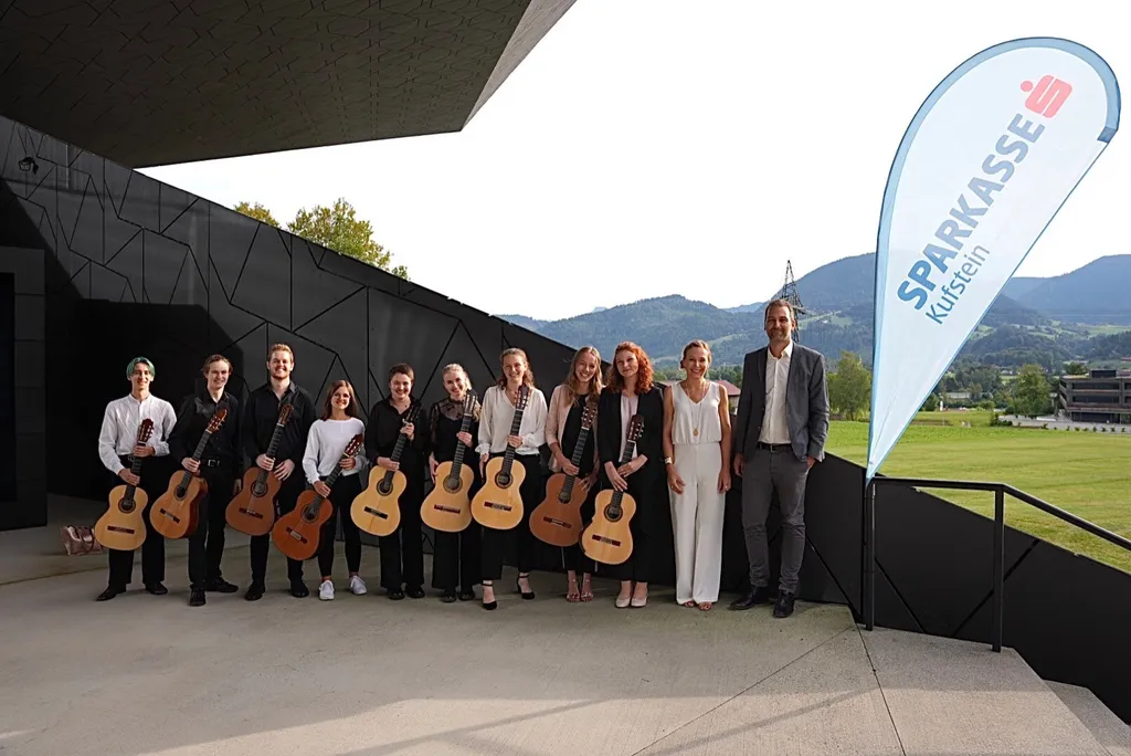 Gruppenfoto im Freien mit den Gitarren