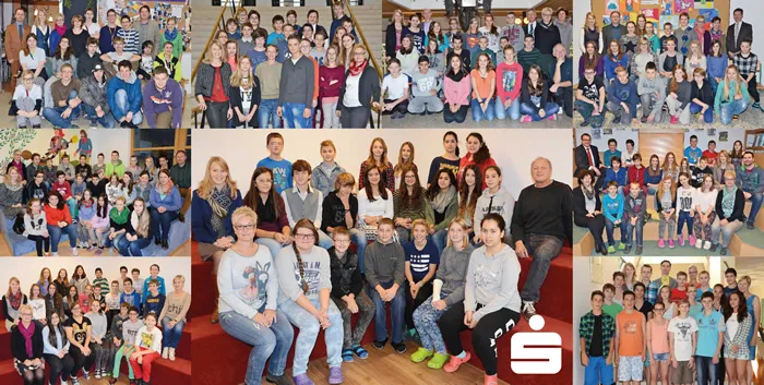 viele stehende und sitzende Personen