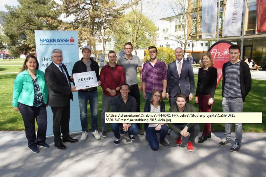 stehende Personen vor Sparkasse Aufsteller