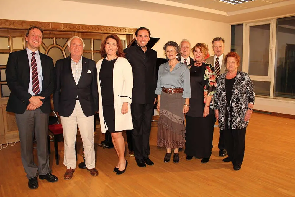 Tolle Stimmung beim Preisträgerkonzert: v.l.n.r. Univ-Prof. Karlheinz Hanser, Staatsoperndirektor a. D. Ioan Holender, Verena Hanser, Preisträger Liviu Holender, BGM Hedi Wechner, Prof. Friedrich Madersbacher, Kulturreferentin Mag. Gabi Madersbacher sowie Maria Madersbacher. <br> Foto: Veronika Spielbichler