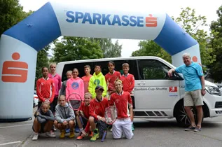 Kinder vor Sparkasse aufblasbarem Ziel
