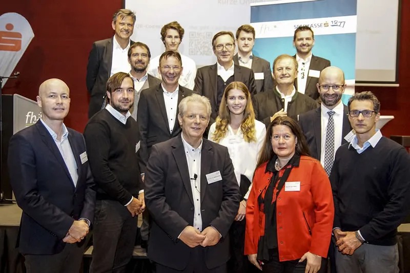stehende Männer und zwei Frauen auf einem Bild
