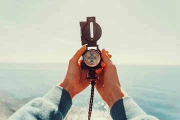 Kompass in einer Hand
