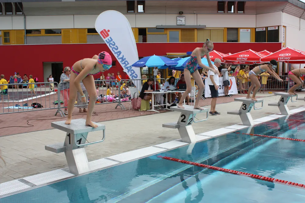 BU: Festungsstädter Schülerinnen zeigten beim Schwimmwettkampf ihr Können. 					<br>			 Fotonachweis: Sparkasse Kufstein 